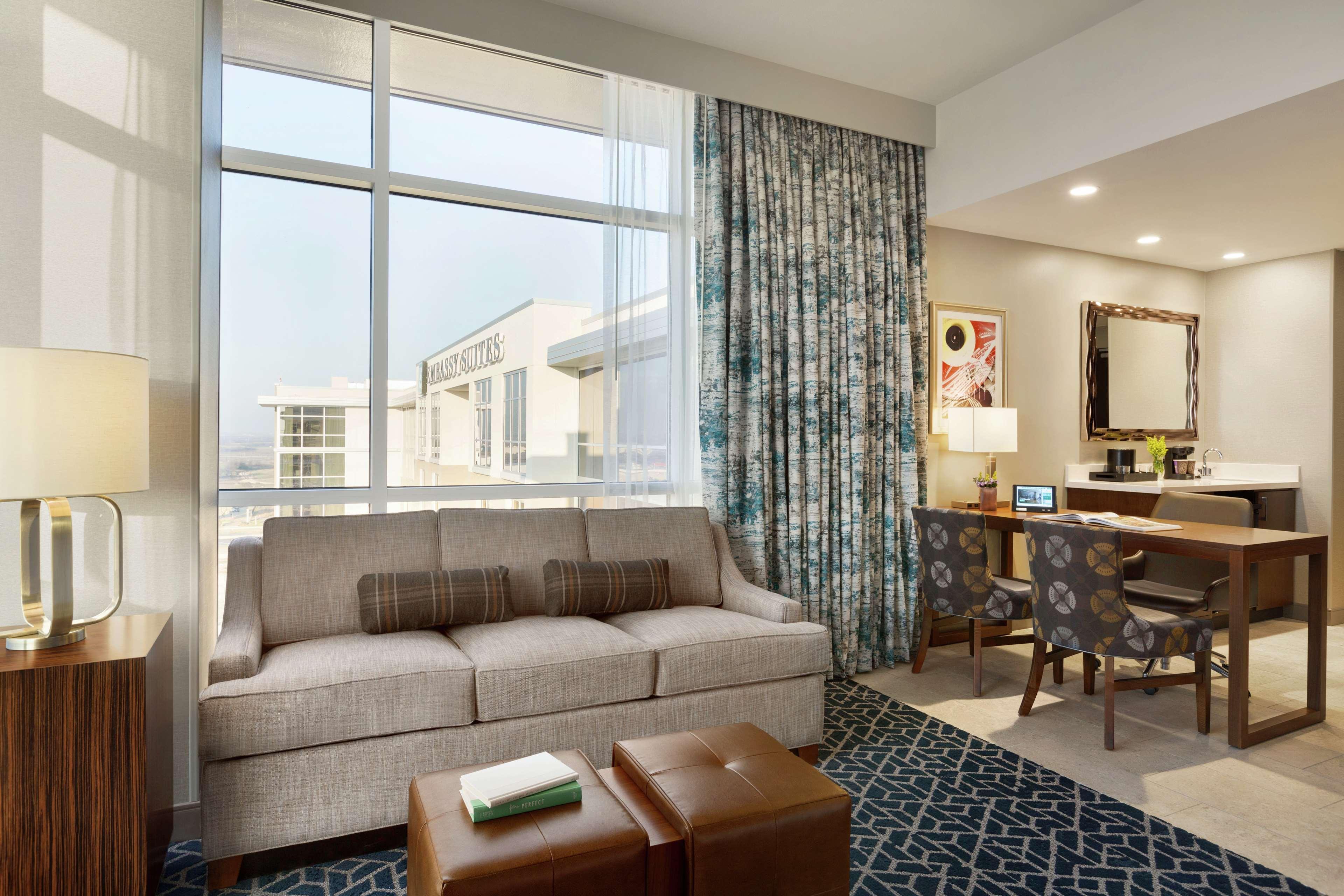 Embassy Suites By Hilton Denton Convention Center Eksteriør bilde