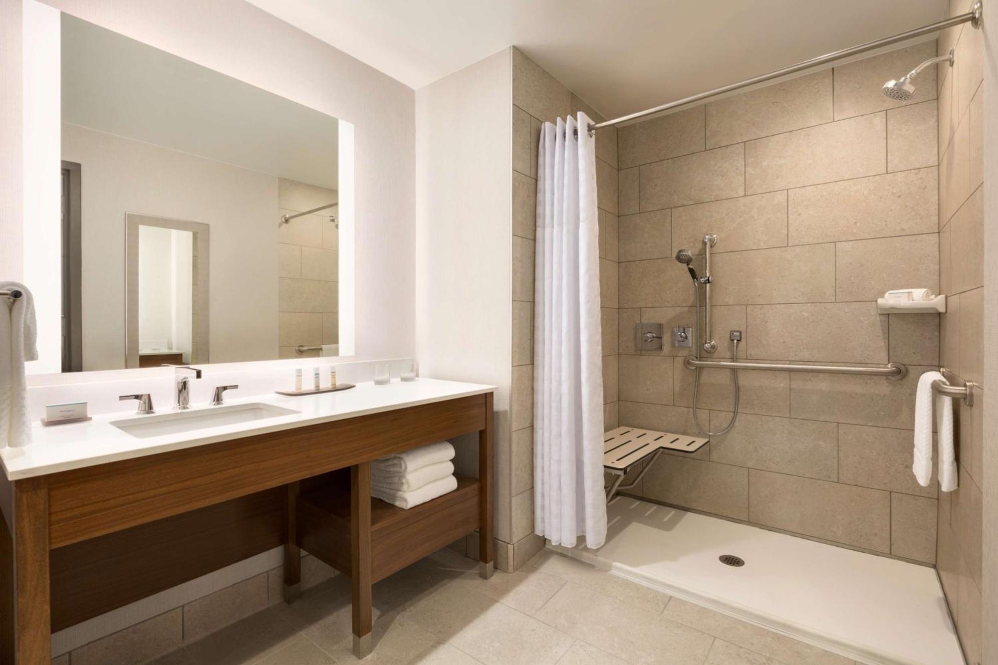 Embassy Suites By Hilton Denton Convention Center Eksteriør bilde